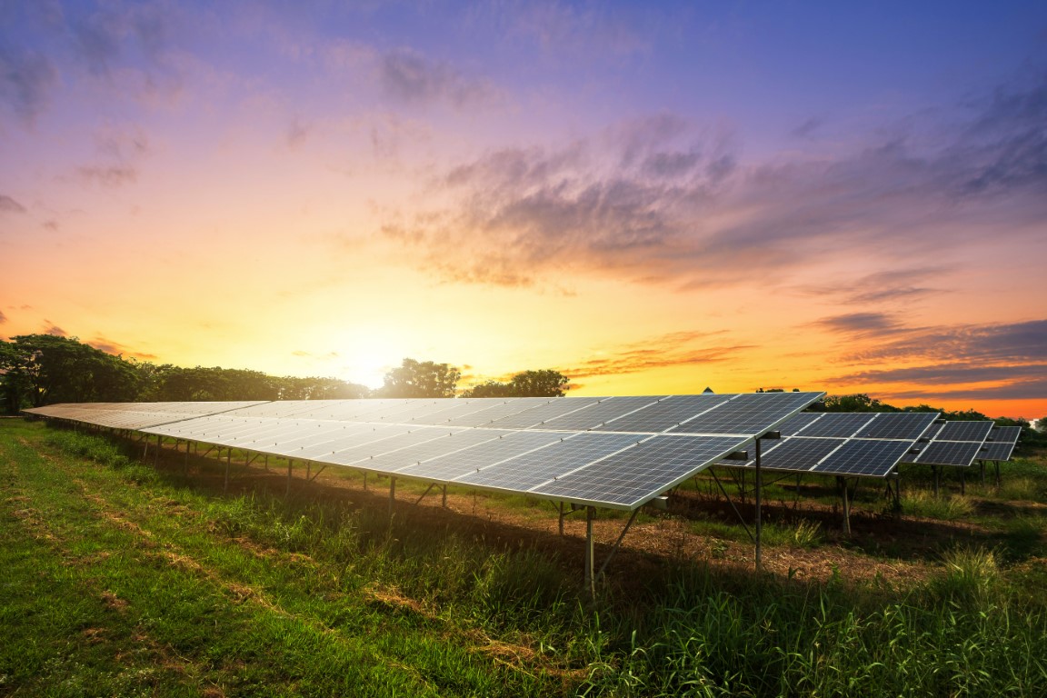 Impianto fotovoltaico a Latiano con tramonto