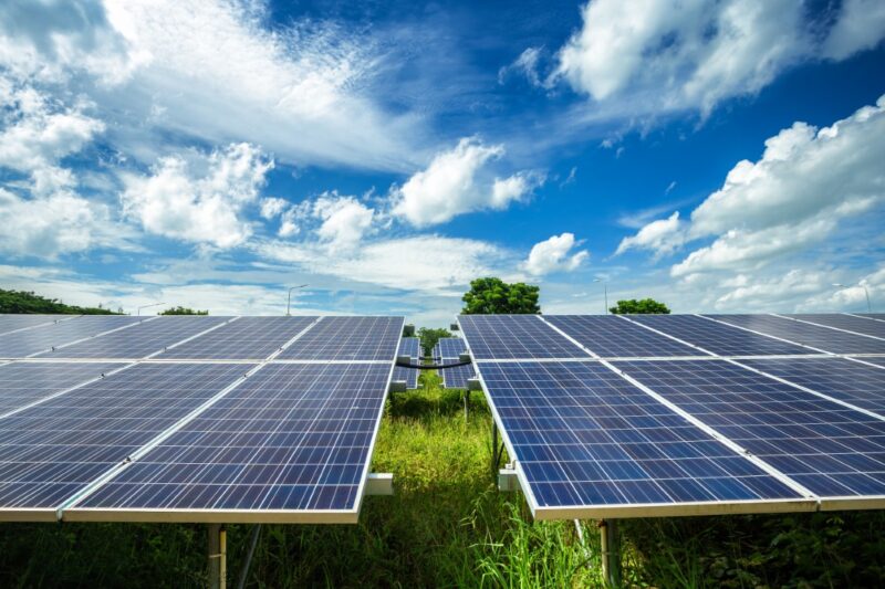 Impianto fotovoltaico a Carovigno con cielo e nuvole