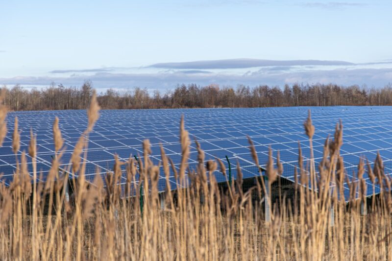 Impianto fotovoltaico a Cisternino con paesaggio