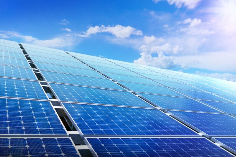 Impianto fotovoltaico a San Donaci con cielo sereno